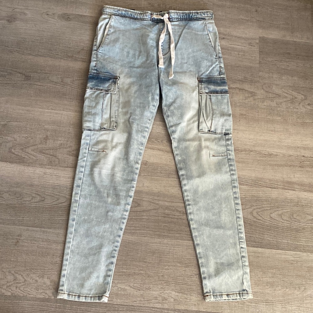Light wash cargo pants